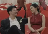 婚礼现场，新郎新娘送完宾客后深深对视随后泪崩，新郎温柔地对妻子说了句“新婚快乐”