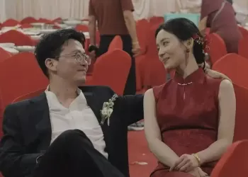 婚礼现场，新郎新娘送完宾客后深深对视随后泪崩，新郎温柔地对妻子说了句“新婚快乐”